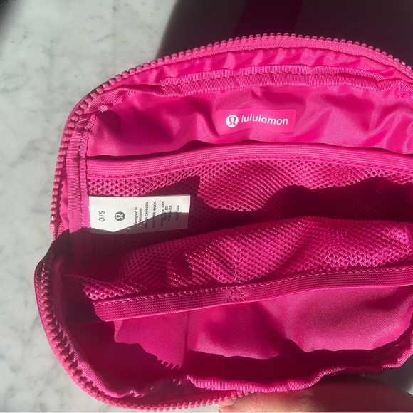 NWT Lululemon Everywhere Belt Bag 1L Sonic Pink - Picture 8 of 10